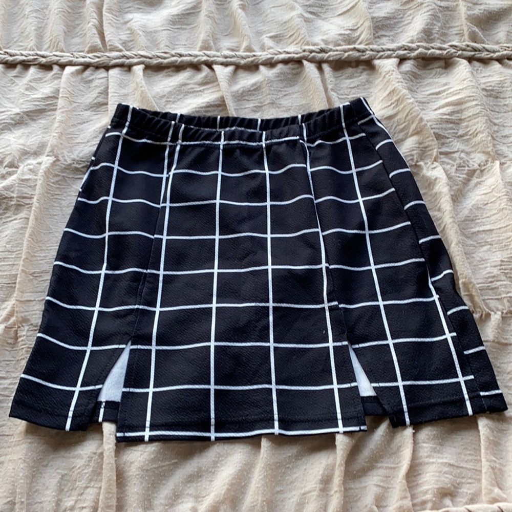 Plaid black and white mini skirt